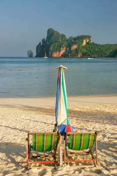 Umrella och solstolar på Ao Loh Dalum beach på Phi Phi Don Islan — Stockfoto