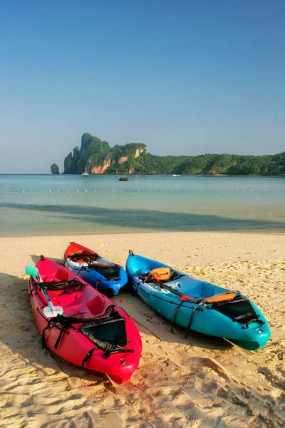 Kayak colorati sulla spiaggia di Ao Loh Dalum sull'isola di Phi Phi Don, Kra — Foto Stock