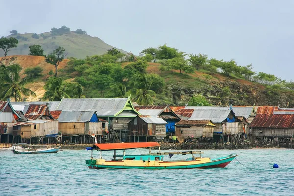 Village typique sur une petite île dans le parc national de Komodo, Nusa Te — Photo