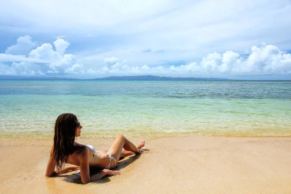 Молодая женщина в бикини лежит на пляже на острове Тавеуни, Фиджи — стоковое фото