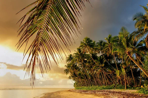 Colorido amanecer en la playa en el pueblo de Lavena en Taveuni Isla —  Fotos de Stock