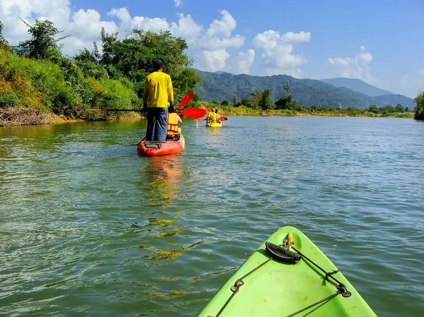 Pessoas descendo Nam Song River em caiaques perto de Vang Vieng, Vien — Fotografia de Stock