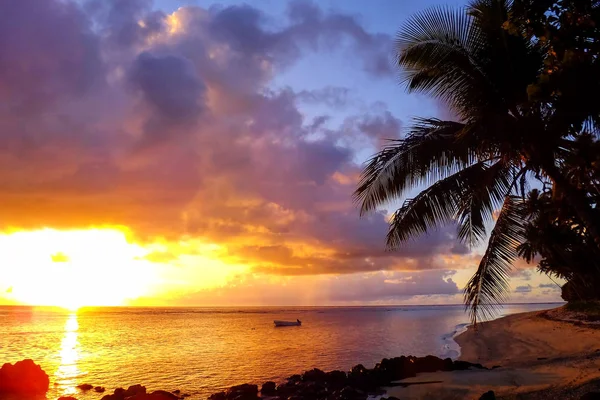 Alba colorata sulla spiaggia nel villaggio di Lavena a Taveuni Isla — Foto Stock