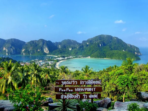 Vista de la isla Phi Phi Don desde un mirador, provincia de Krabi, Tha — Foto de Stock