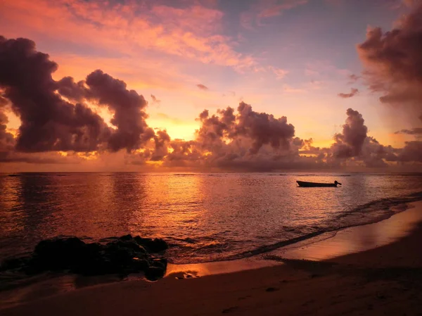 Colorido amanecer en la playa en el pueblo de Lavena en Taveuni Isla — Foto de Stock