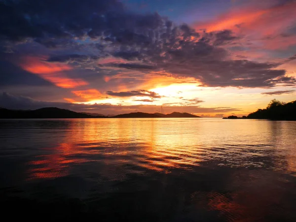 Coucher de soleil coloré à Nananu-i-Ra Island, Fidji — Photo