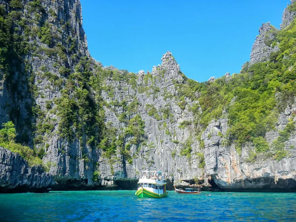 石灰石悬崖的皮皮岛 Leh，甲米府，泰国 — 图库照片