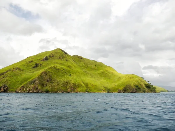 Wyspa wulkaniczna na Komodo Naional Park, Morzu Flores, Nusa Tenggar — Zdjęcie stockowe