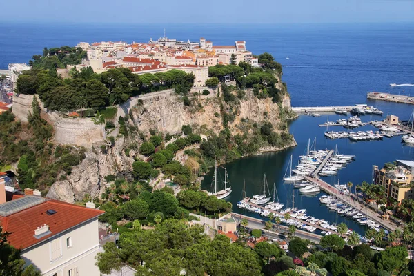 Pohled na město Monako a lodní přístav níže v Monaku — Stock fotografie