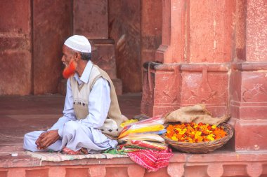Fatehpur Sikri, Hindistan-Ocak 30: Kimliği belirsiz satıyor çiçekler