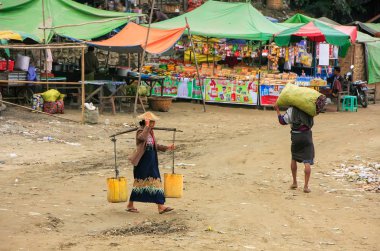 Mandalay, Myanmar - 30 Aralık: Evet, kimliği belirsiz kişi yürüyüş