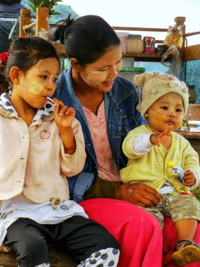 Mandalay, Myanmar - 30 Aralık: Kimliği belirsiz bir kadın iki çocuk ile