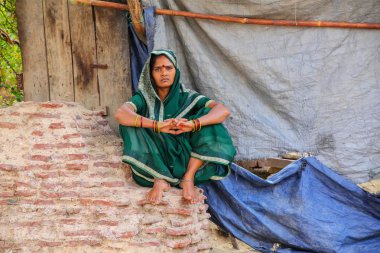Agra, Hindistan - 8 Kasım: Kimliği belirsiz bir kadın oturur bir tuğla wal