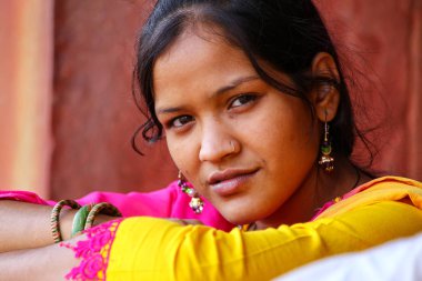 Fatehpur Sikri, Uttar Prade oturan genç bir kadın portresi