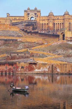 Amber, Hindistan - 13 Kasım: Kimliği belirsiz erkek balık Maota göl 