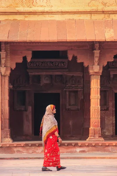 Fatehpur sikri, indien-januar 30: unbekannte frau geht auf ja — Stockfoto