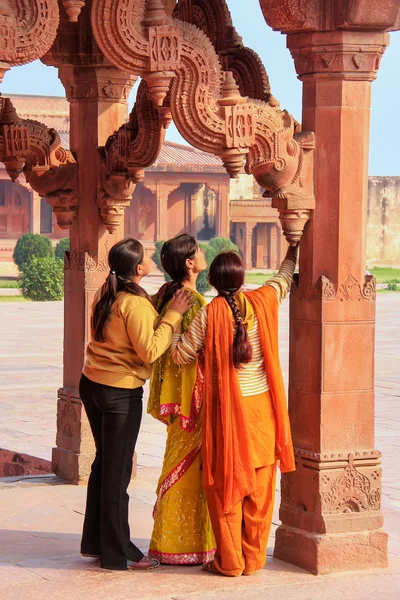 法塔赫 Sikri, 印度-1月30日: 身份不明的妇女站在 Astrol — 图库照片