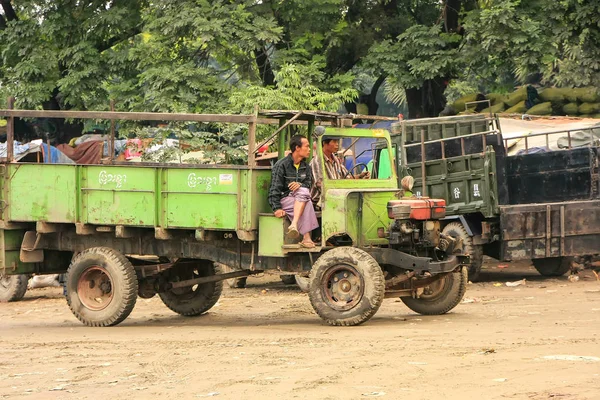 MANDALAY, MYANMAR - 30 DE DICIEMBRE: Hombres no identificados cabalgan en una truc — Foto de Stock