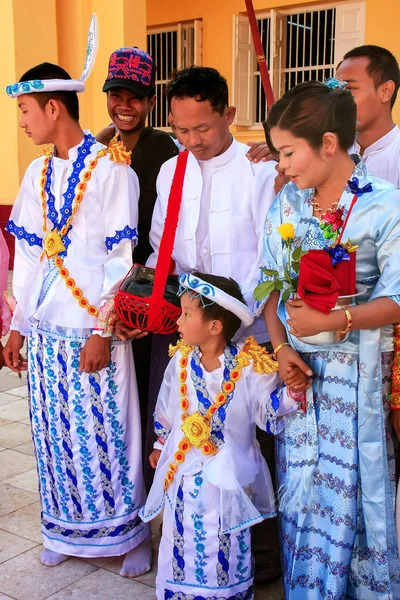 MANDALAY, MYANMAR - DECEMBER 29: Unidentified people take part i — Stock Photo, Image