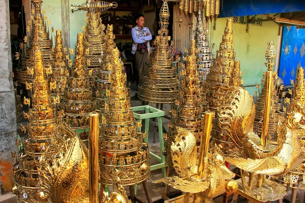 MANDALAY, MYANMAR - DECEMBER 29: Display of metal and stone work — Stock Photo, Image