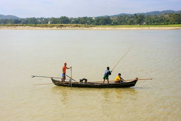 MANDALAY, MYANMAR - DECEMBER 30: Unidentified men fish from a a — Stock Photo, Image