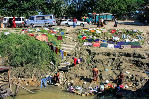 MANDALAY, MYANMAR - DECEMBER 30: orang tak dikenal mencuci pakaian — Stok Foto