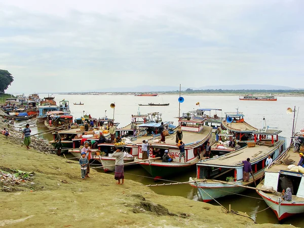 MANDALAY, MYANMAR - 30 DE DICIEMBRE: Barcos fondeados en Ayeyarwady ri — Foto de Stock