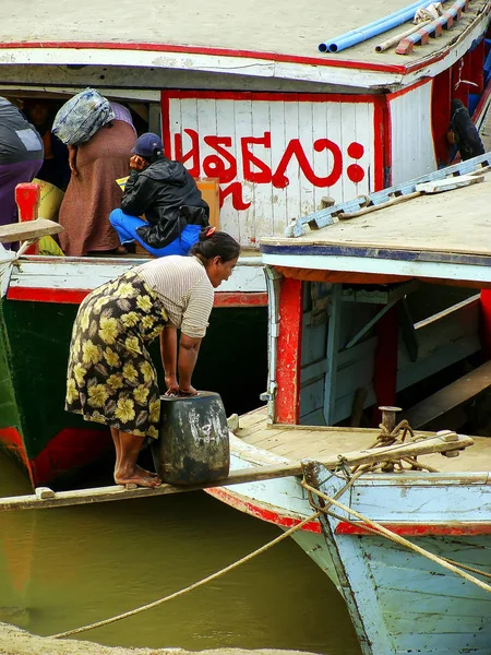 MANDALAY, MIANMAR - DEZEMBRO 30: Mulher não identificada transporta heav — Fotografia de Stock