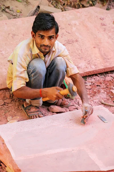 AGRA, INDIA - 8 DE NOVIEMBRE: Un hombre no identificado trabaja con un pedazo de — Foto de Stock