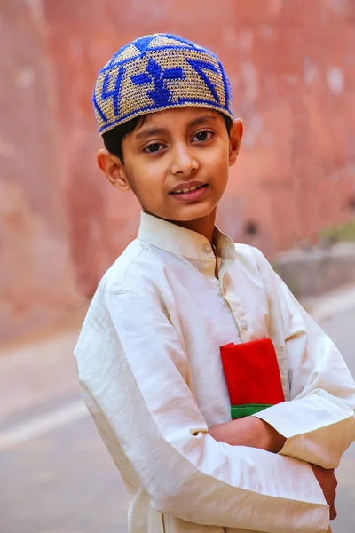 Agra, Indie - 8. listopadu: Neznámý kluk stojí u zdi — Stock fotografie