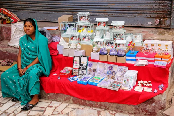 AGRA, INDIA - NOVEMBER 8: Unidentified woman sells souvenirs in — Stock Photo, Image