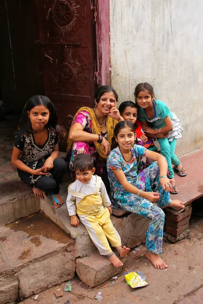 Fatehpur sikri, Indien-November 9: nicht identifizierte Frau und Kind — Stockfoto