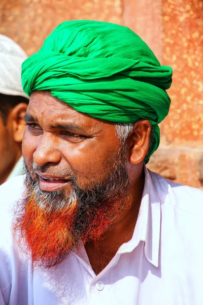 Retrato de um homem local sentado no pátio de Jama Masjid — Fotografia de Stock