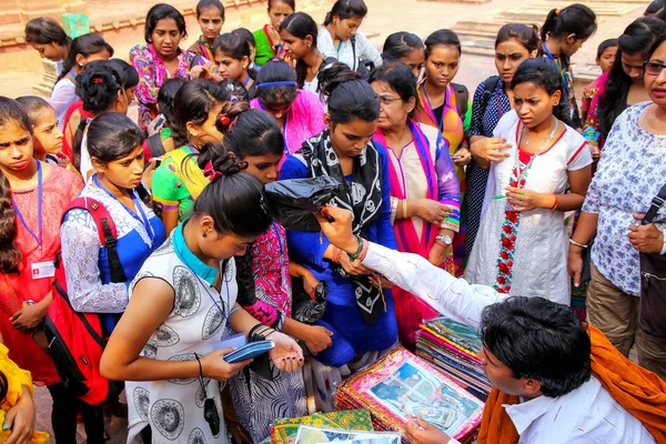 FATEHPUR SIKRI, INDIA-NOVIEMBRE 9: Las niñas no identificadas compran tela i —  Fotos de Stock