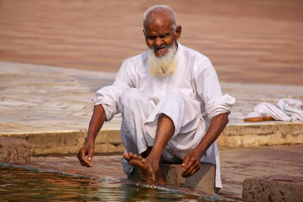 Fatehpur Sikri, Indien-November 9: Oidentifierad man tvättar hans fe — Stockfoto