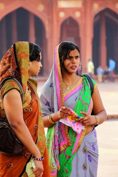 FATEHPUR SIKRI, INDIA-NOVEMBER 9: Unidentified women stand in th — Stock Photo, Image