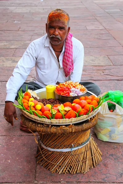 Fatehpur Sikri, Indie-listopada 9: Niezidentyfikowany mężczyzna sprzedaje żywności w — Zdjęcie stockowe