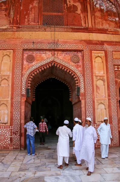 FATEHPUR SIKRI, INDIA-NOVEMBER 9: Unidentified men stand in the — Stock Photo, Image