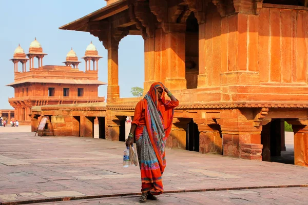 法塔赫 Sikri, 印度-11月9日: 不明身份的妇女走在法 — 图库照片