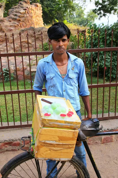 FATEHPUR SIKRI, INDIA-NOVEMBER 9: Unidentified man sells dessert — Stock Photo, Image