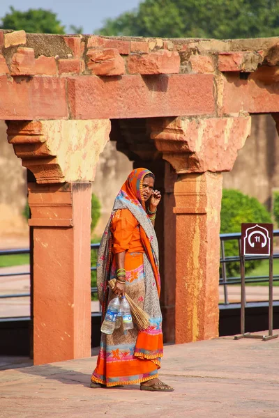 FATEHPUR SIKRI, INDIA-NOVEMBER 9: Unidentified woman walks in Fa — Stock Photo, Image