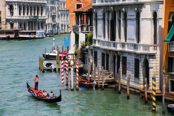 Venice, Olaszország-június 22: Házak mentén Grand Canal, a 2015. június 22. — Stock Fotó