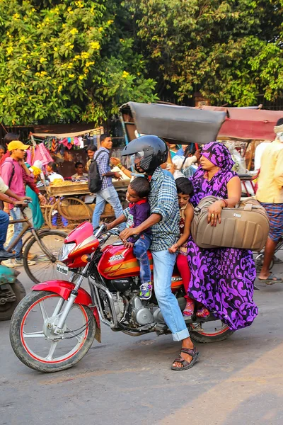 AGRA, INDIA - 10 DE NOVIEMBRE: Personas no identificadas viajan en motocicleta en — Foto de Stock