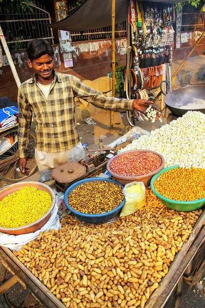 AGRA, INDIA - 10 DE NOVIEMBRE: Un hombre no identificado vende palomitas de maíz en Kin —  Fotos de Stock