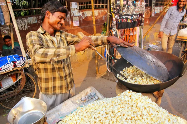 Agra, India - November 10-én: Ismeretlen férfi értékesíti a Kin pattogatott kukorica — Stock Fotó