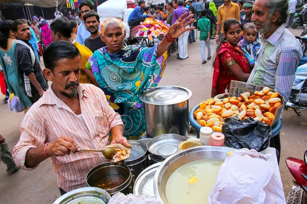 AGRA, INDIA - 10 NOVEMBRE: Un uomo non identificato vende cibo a Kinari — Foto Stock