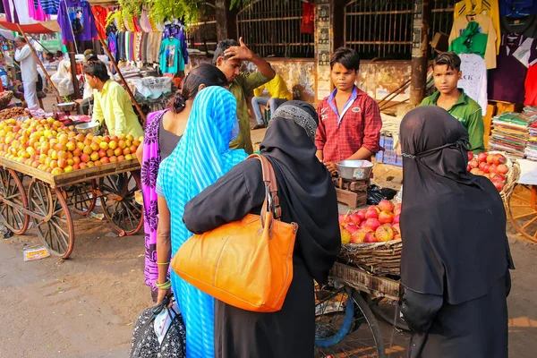 印度阿格拉-11月10日: Kinari 巴不明人商店 — 图库照片