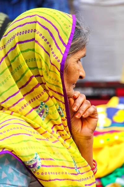 AGRA, INDIA - 10 DE NOVIEMBRE: Mujer no identificada (retrato) en pie — Foto de Stock