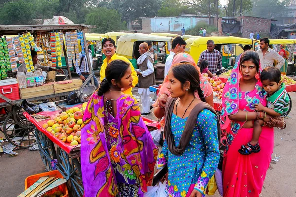 AGRA, INDIA - 10 DE NOVIEMBRE: Las personas no identificadas compran en Kinari Ba — Foto de Stock