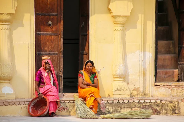 AMBER, INDIA - 13 DE NOVIEMBRE: Mujeres no identificadas descansan en el secon — Foto de Stock